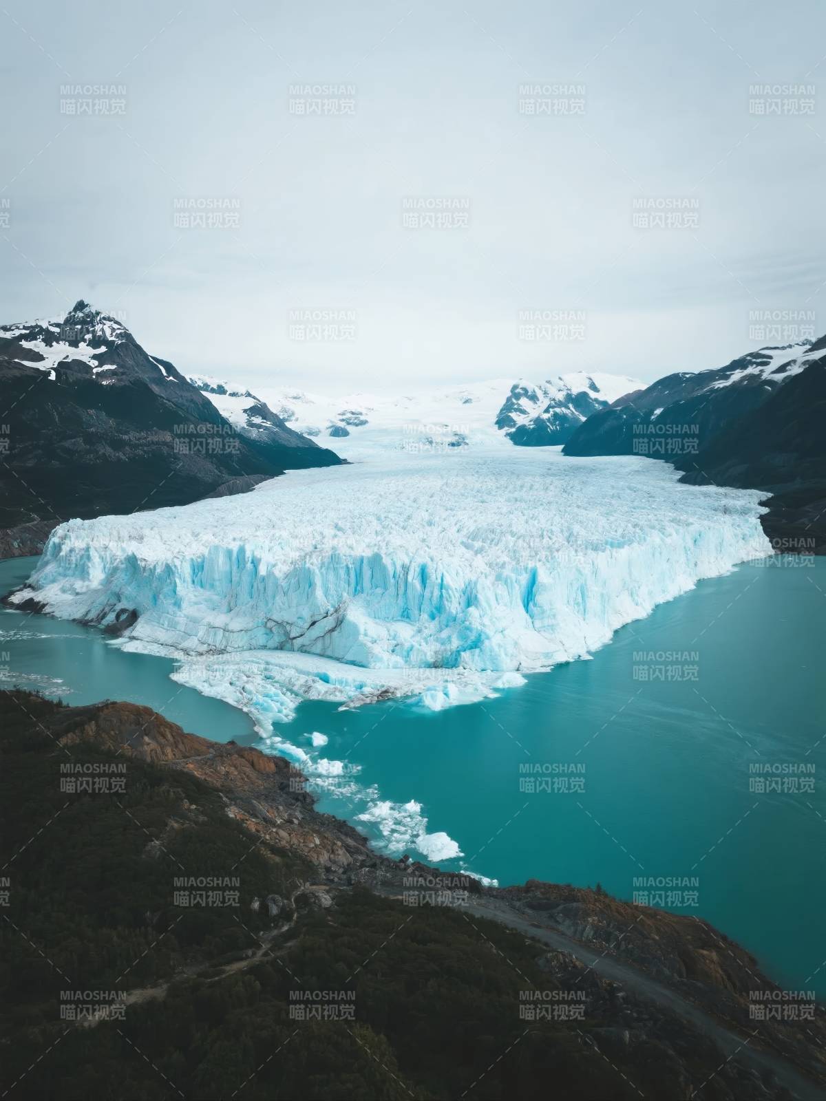 冰川湖景图片