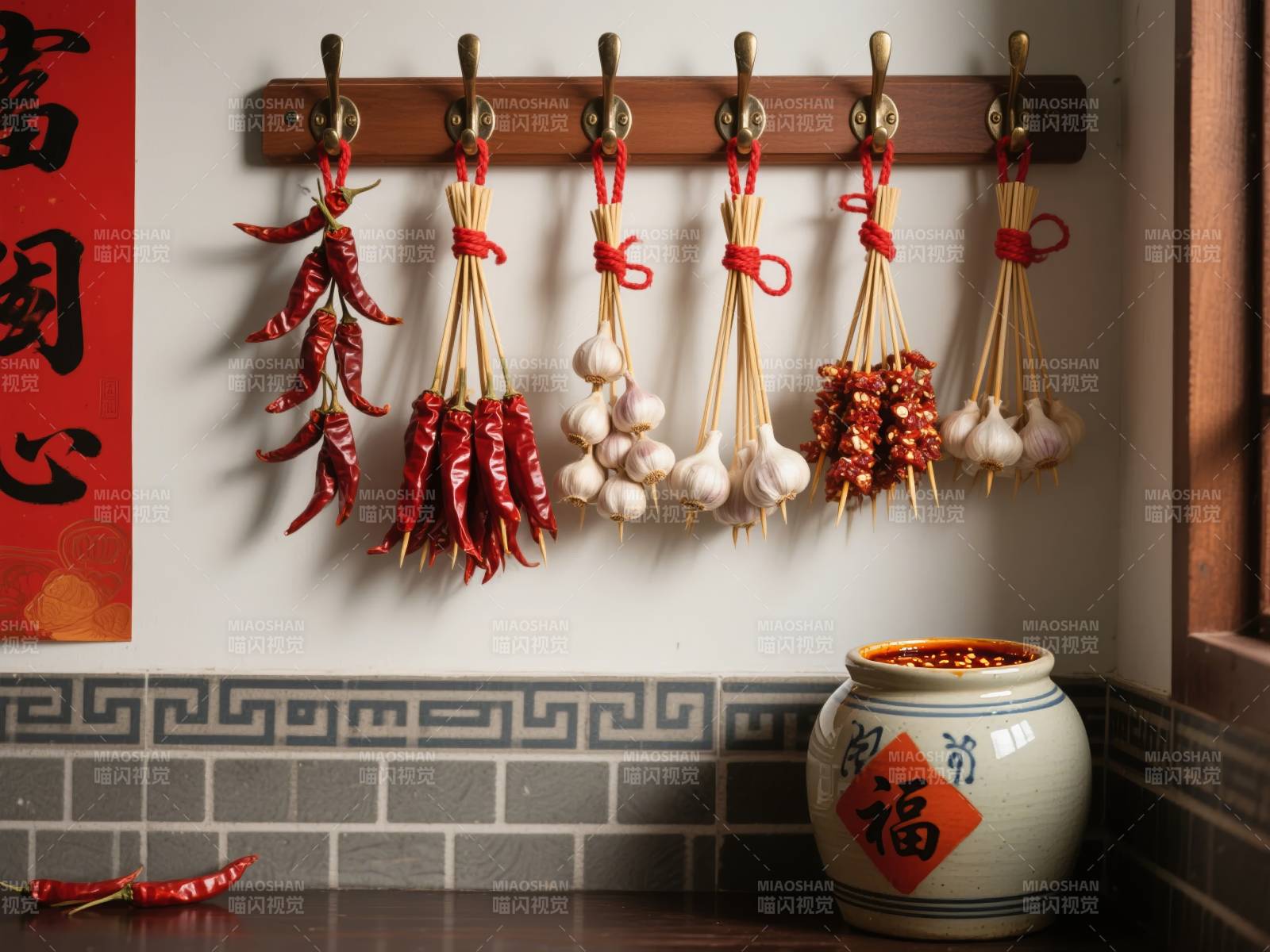 辣椒蒜串挂墙头图片