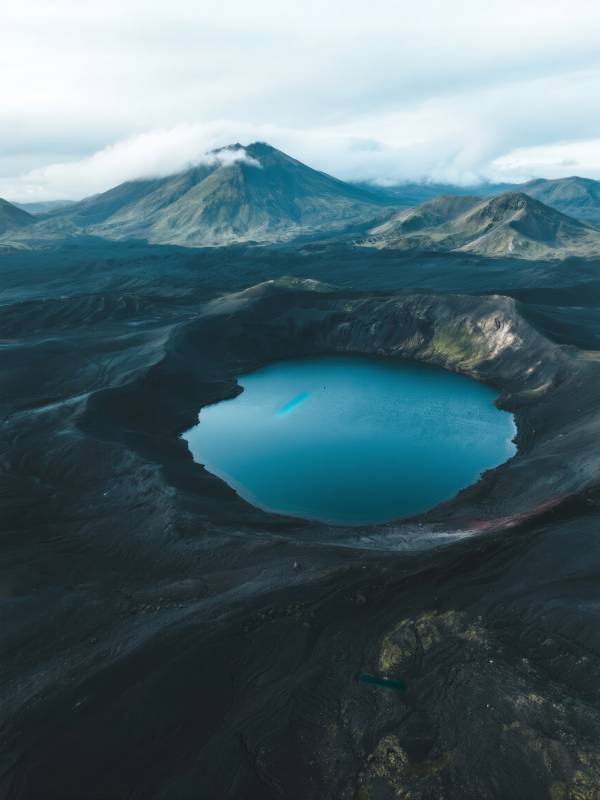 火山口湖美景图片