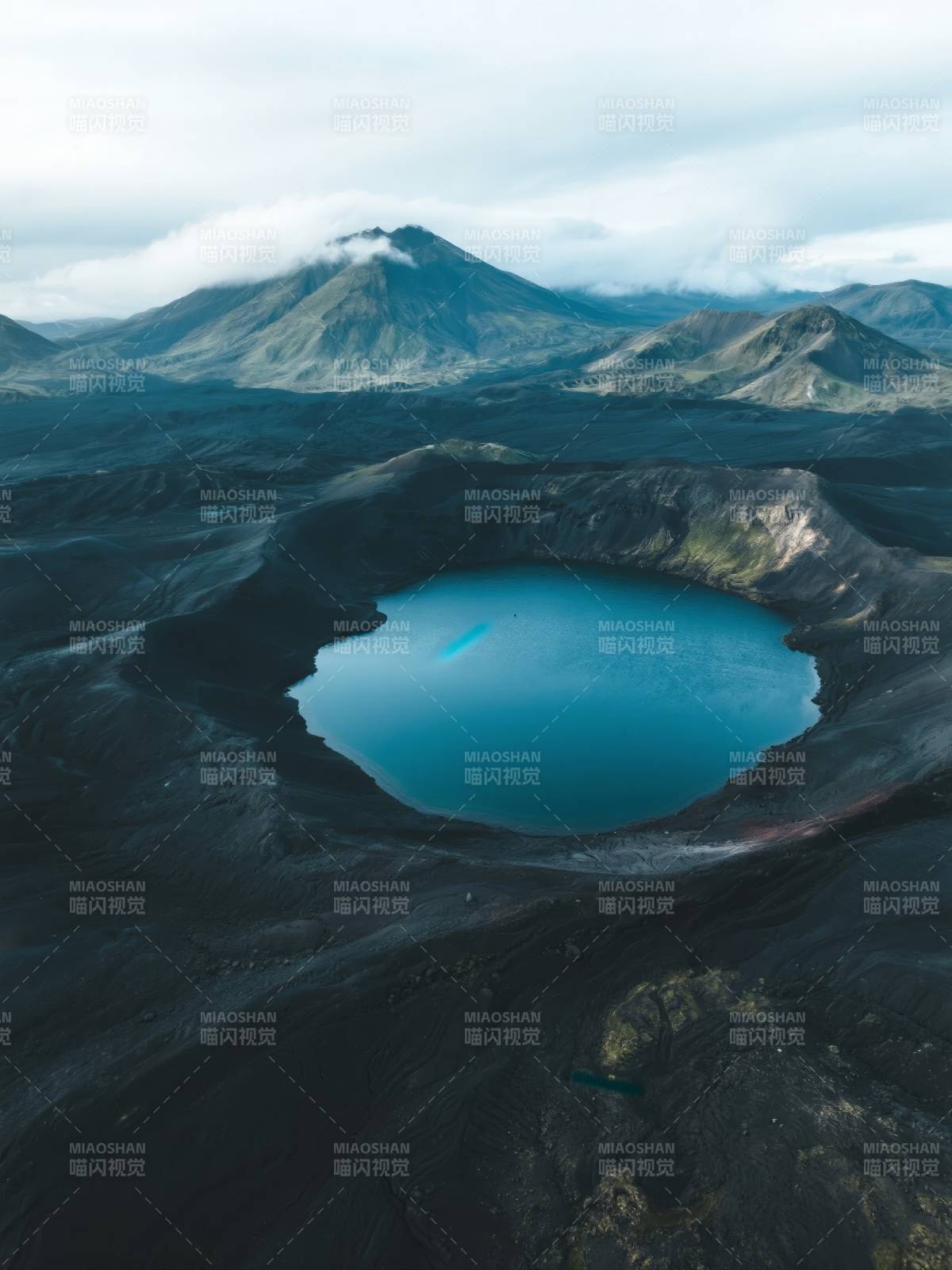火山口湖美景图片