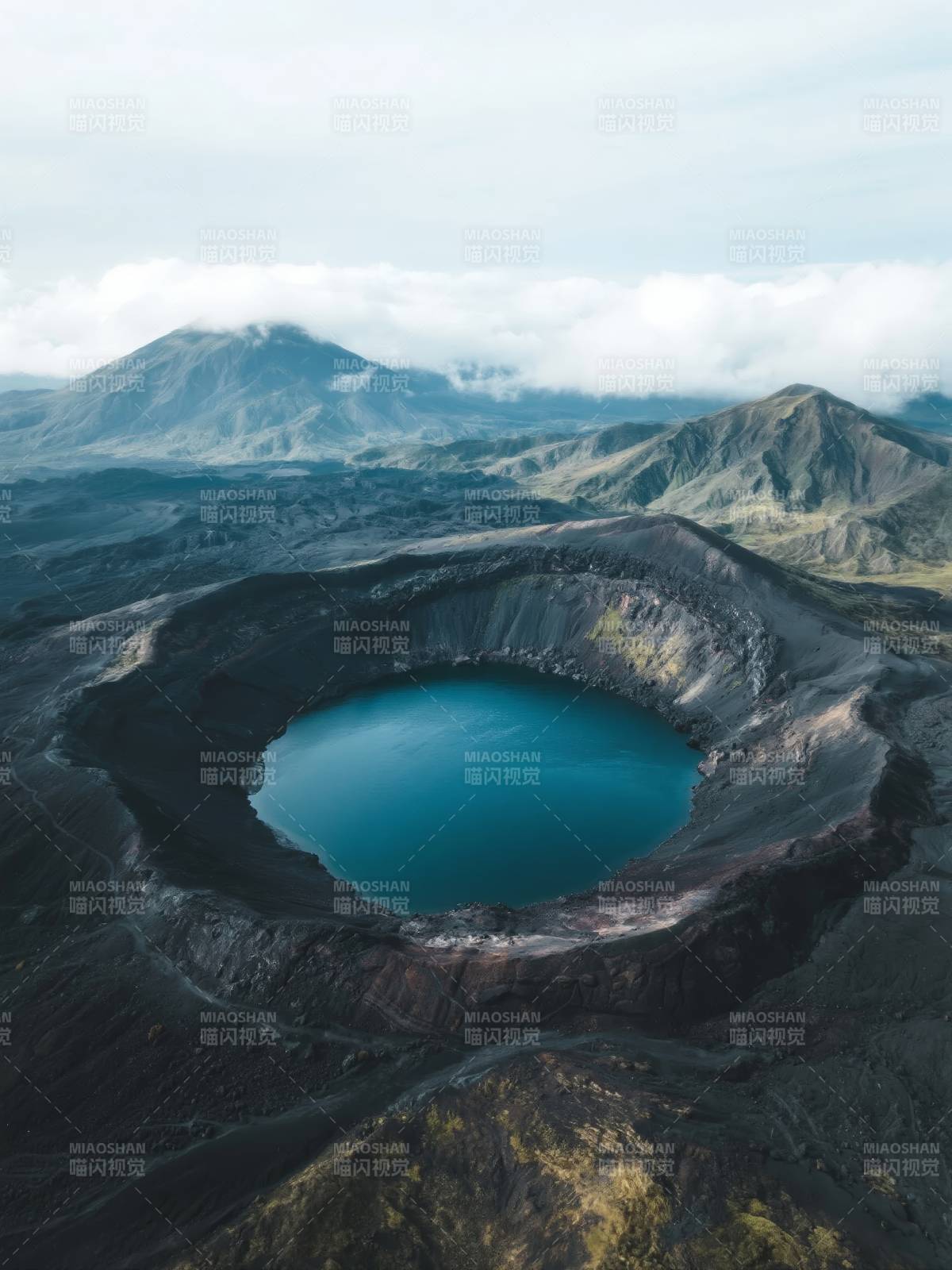 火山口湖美景图片