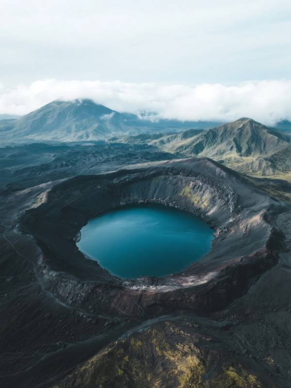 火山口湖美景图片