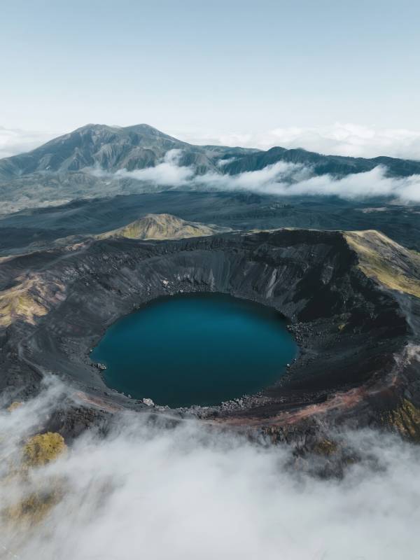 火山口湖云雾缭绕图片