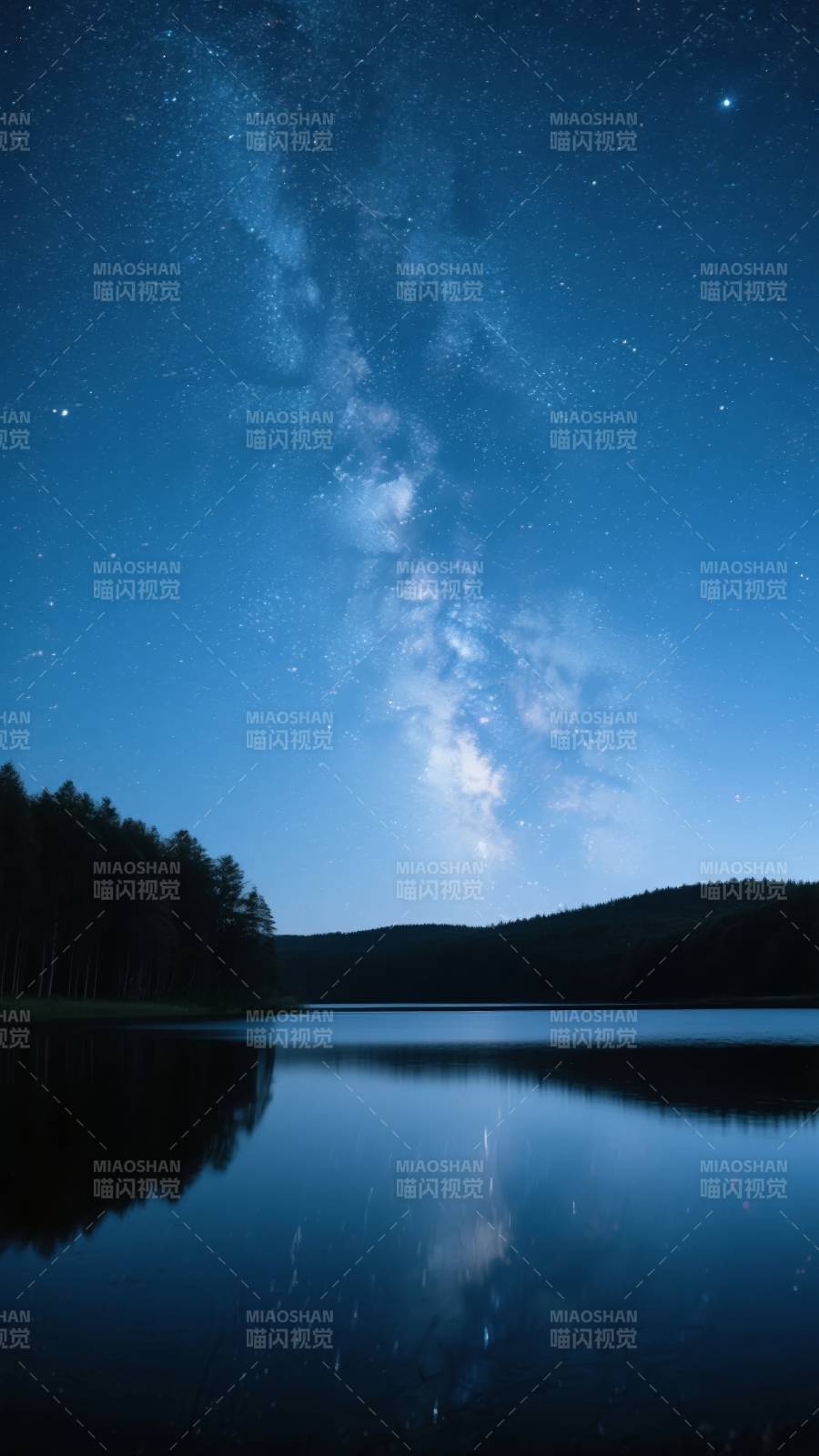 星河倒映湖面图片