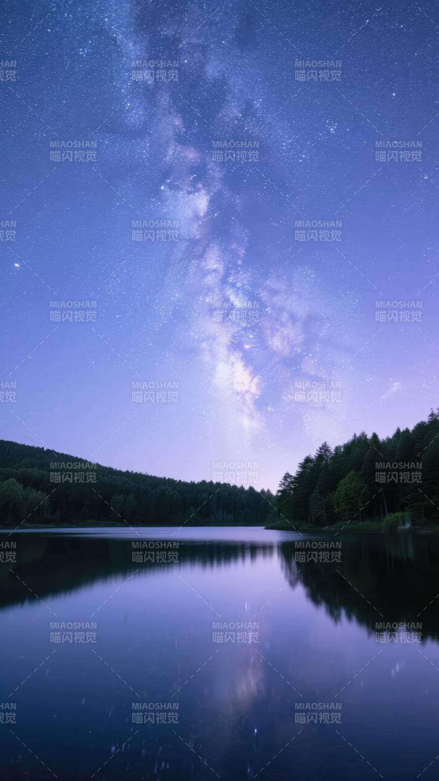 星河倒映湖面图片