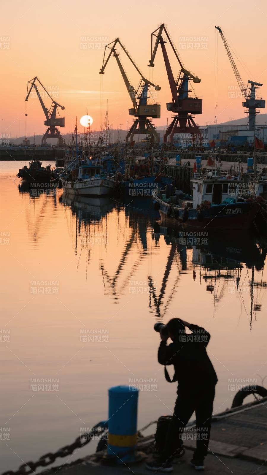 夕阳下的港口剪影图片
