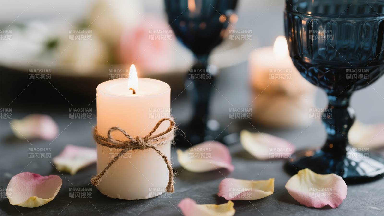 烛光花瓣浪漫夜图片