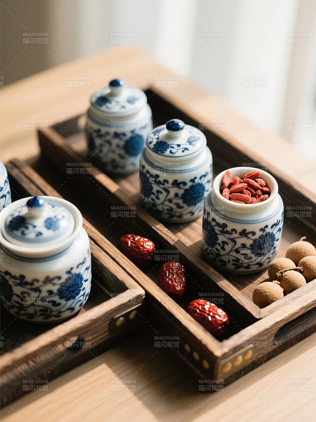 青花瓷罐茶点摆盘图片