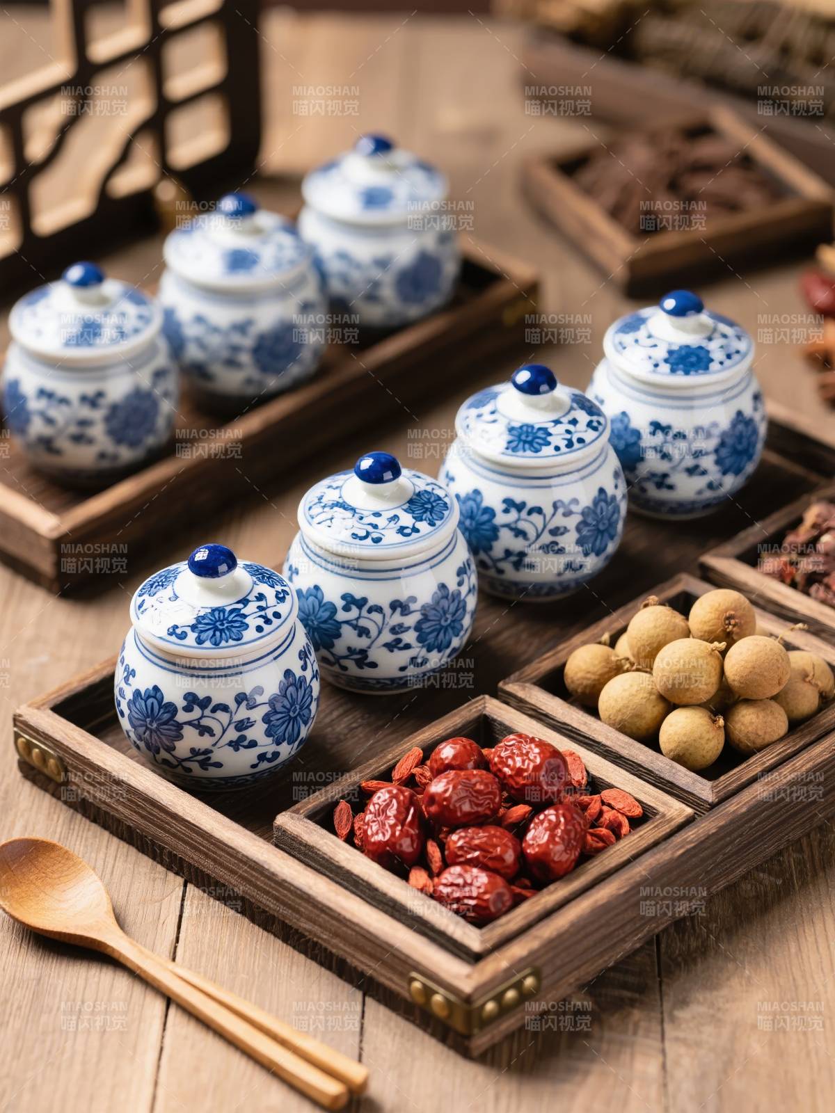 青花瓷罐配干果图片