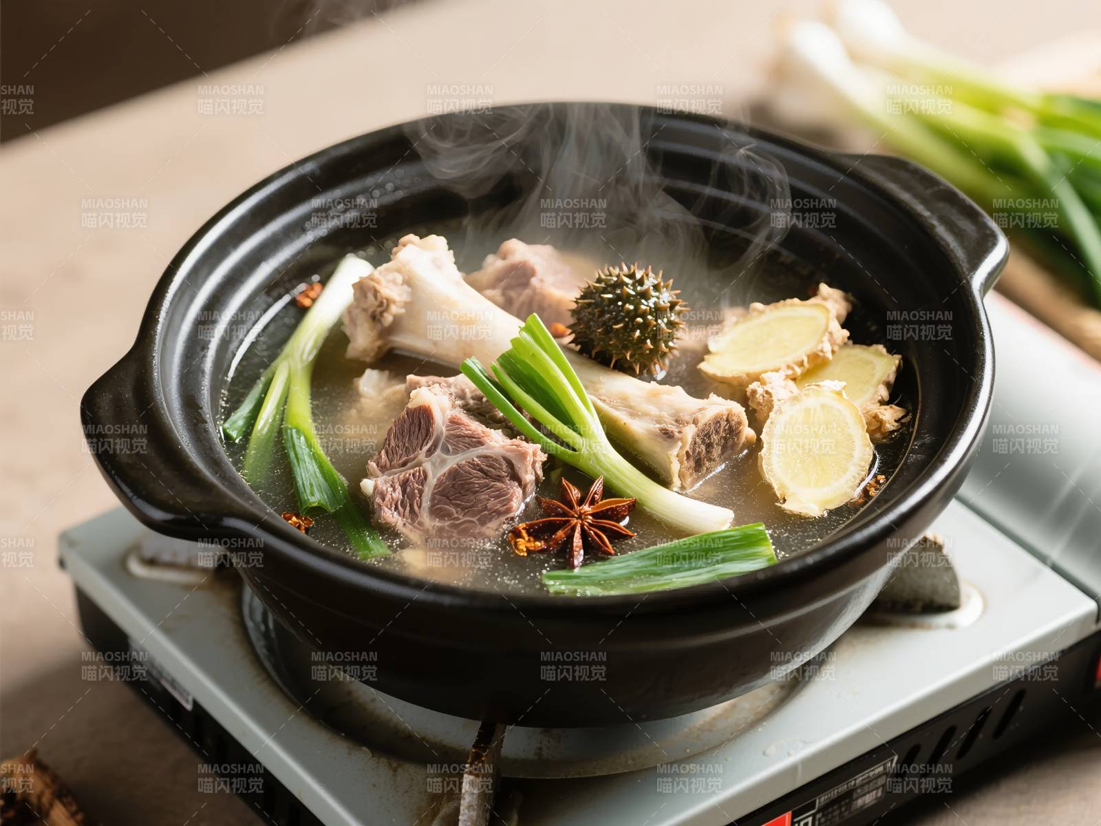 热气腾腾的炖汤图片