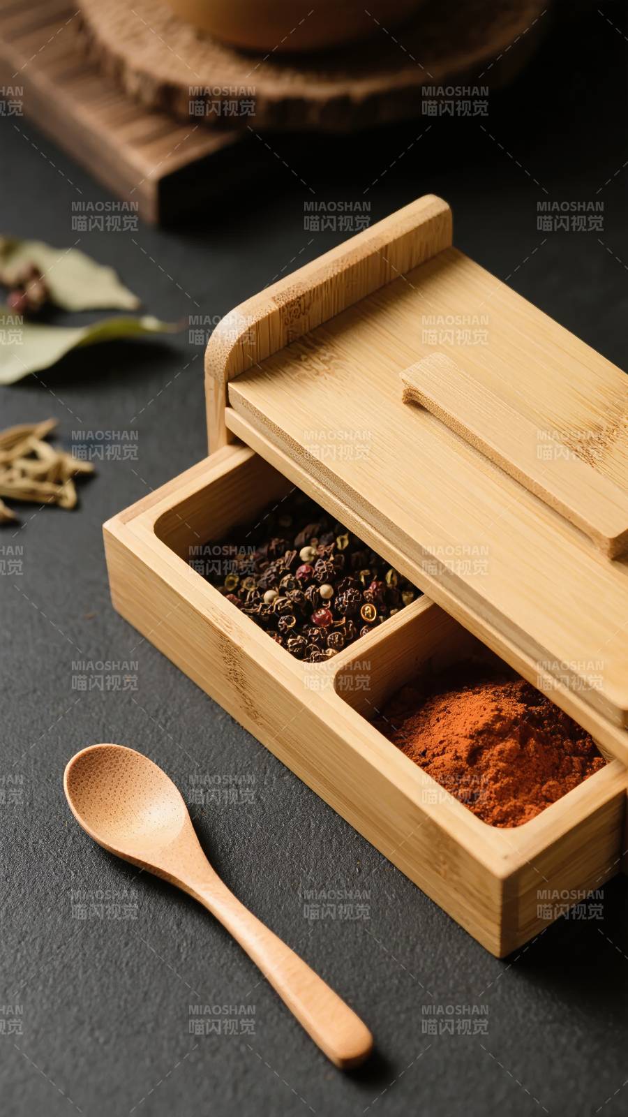 木质香料盒与勺图片