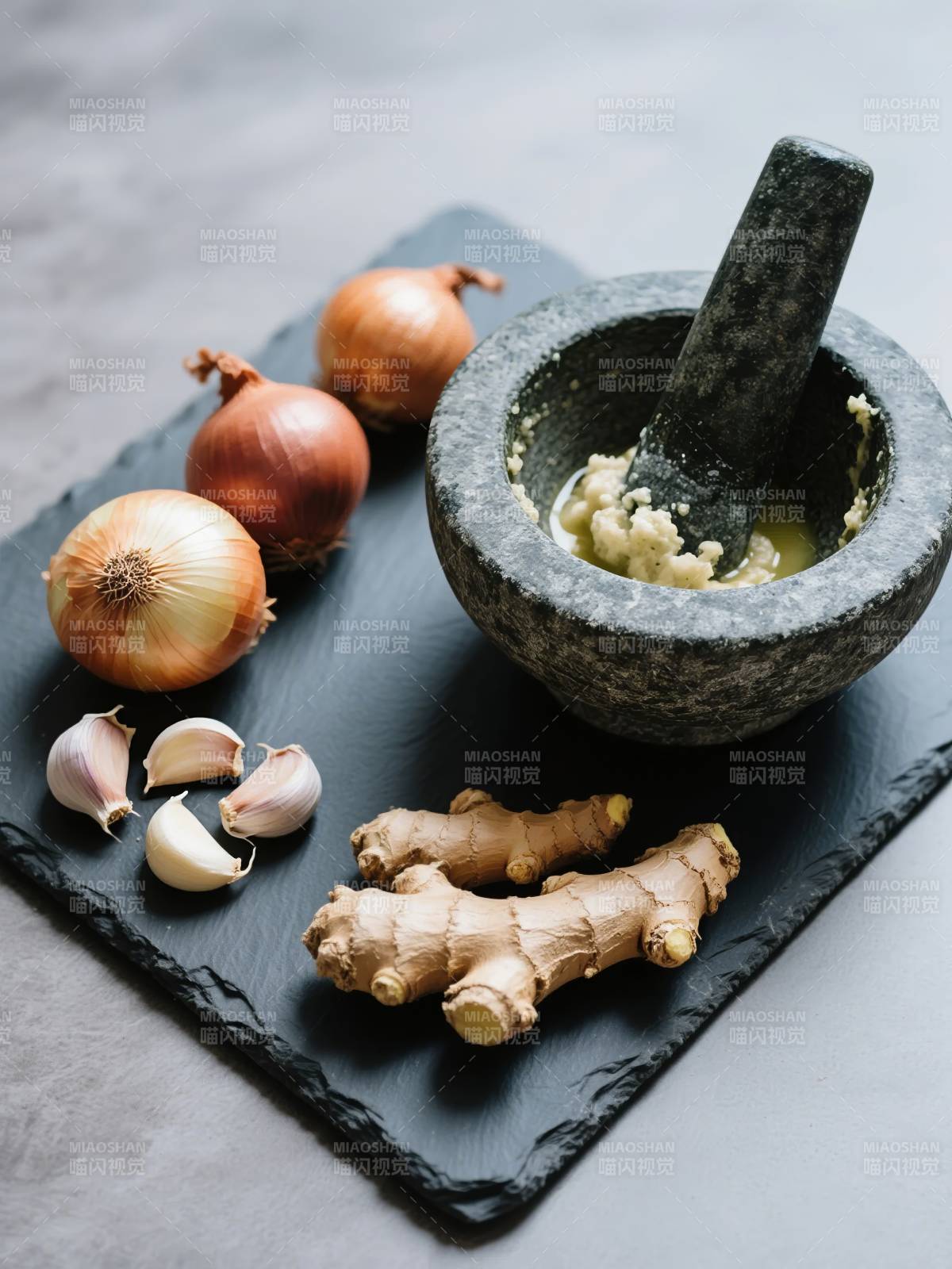 石臼研磨香料食材图片