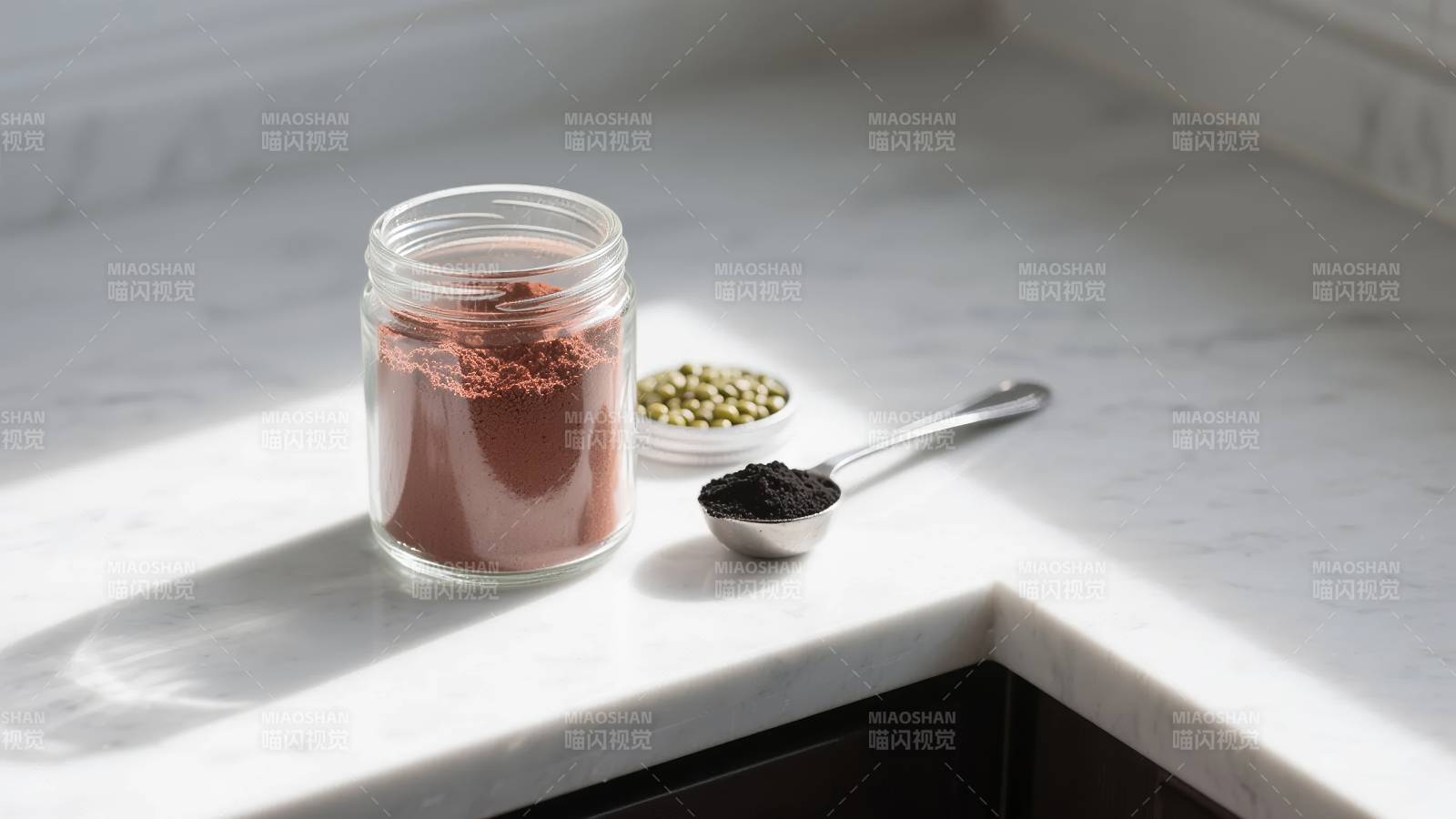 巧克力粉与香料摆拍图片