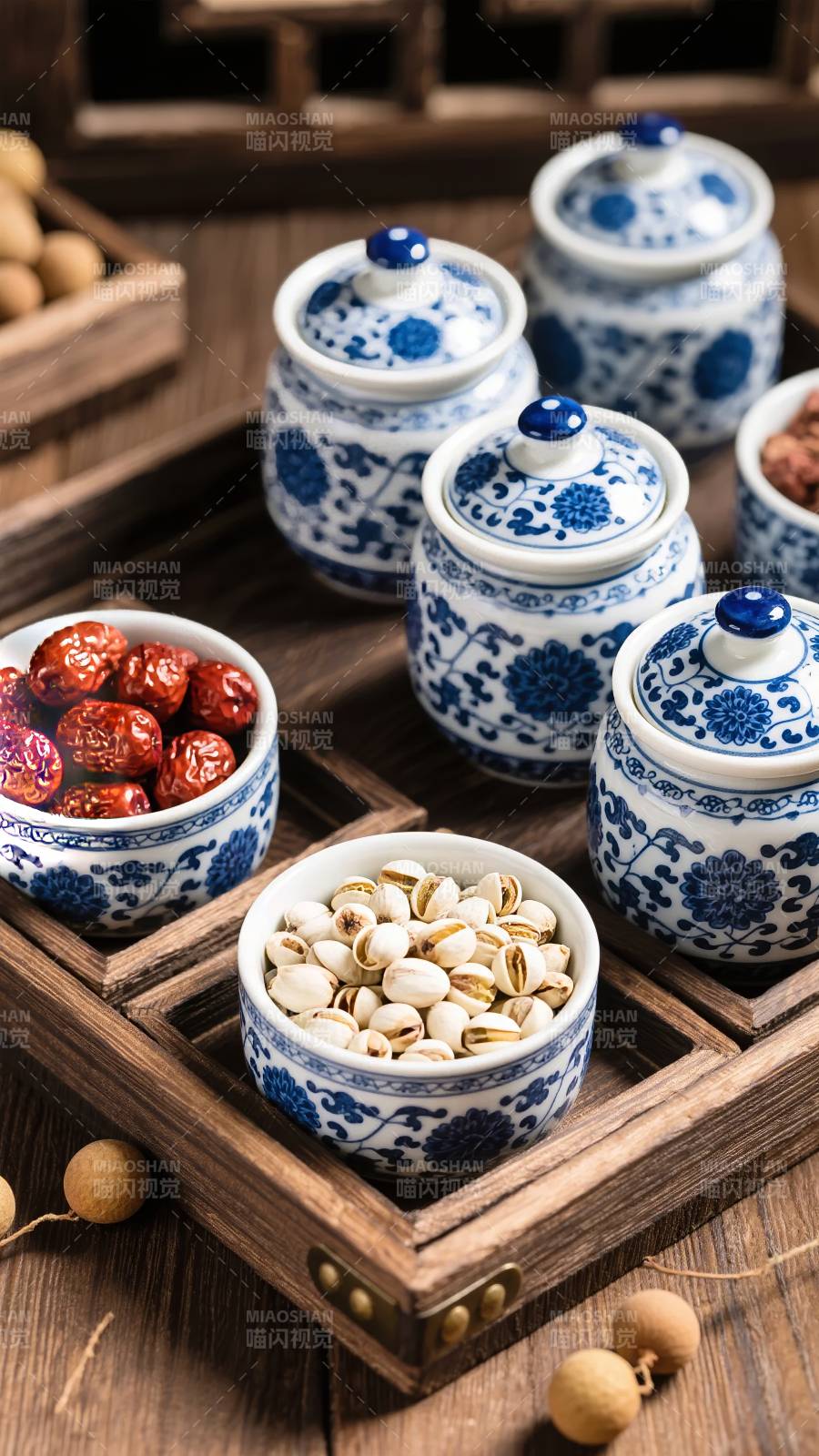 青花瓷盛百果香图片