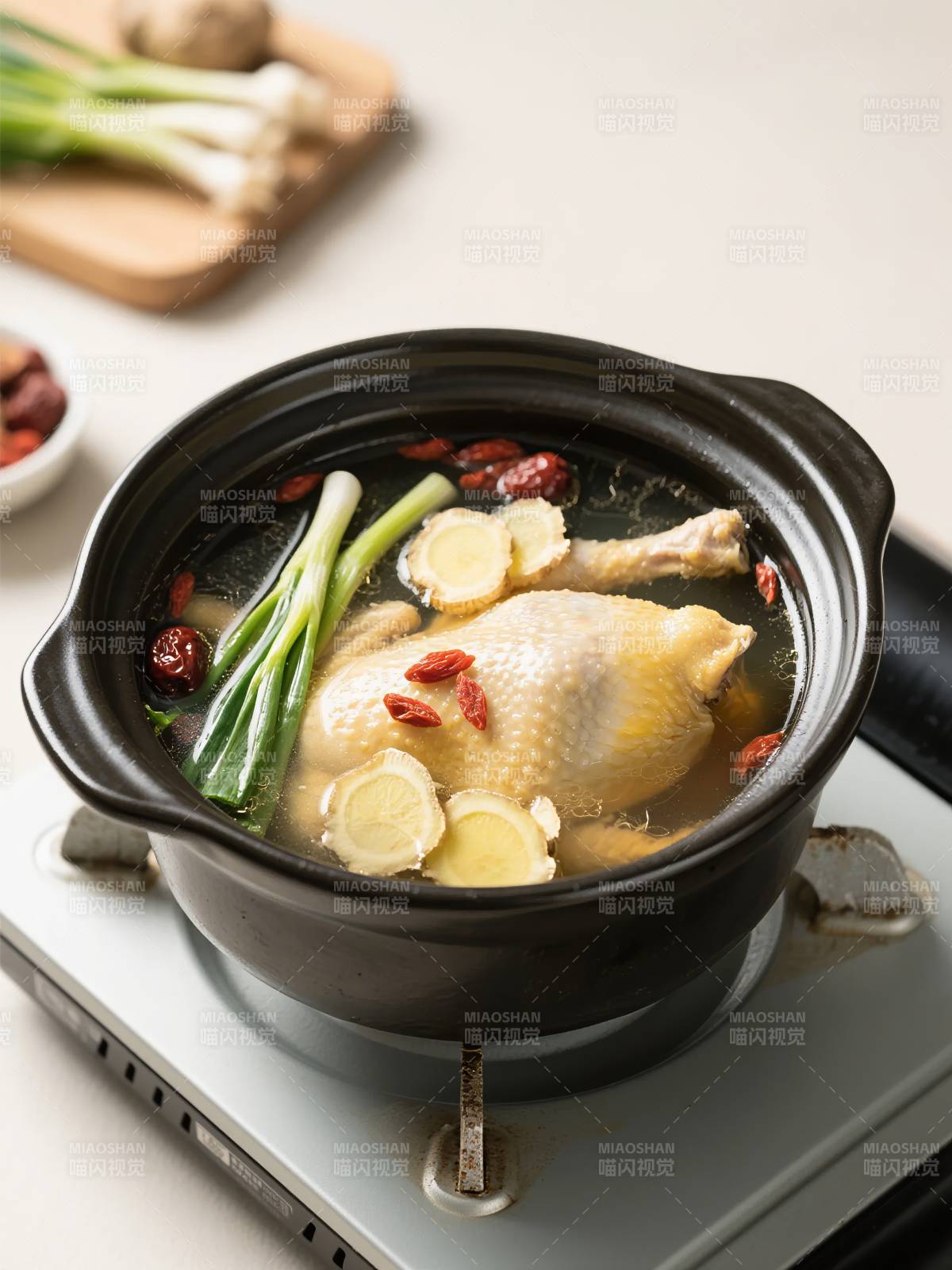 养生鸡汤炖煮中图片
