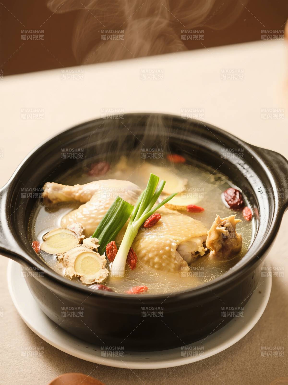 热气腾腾的鸡汤图片