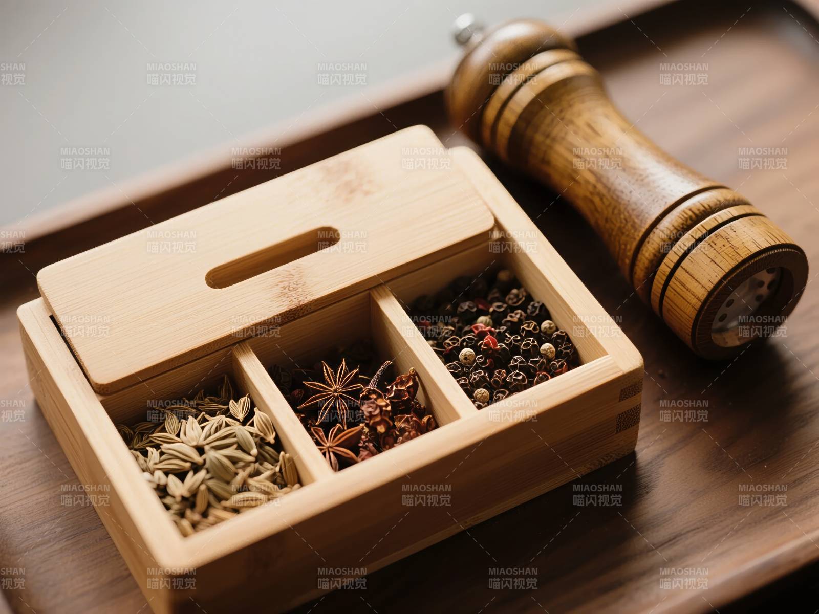 香料木盒与胡椒磨图片