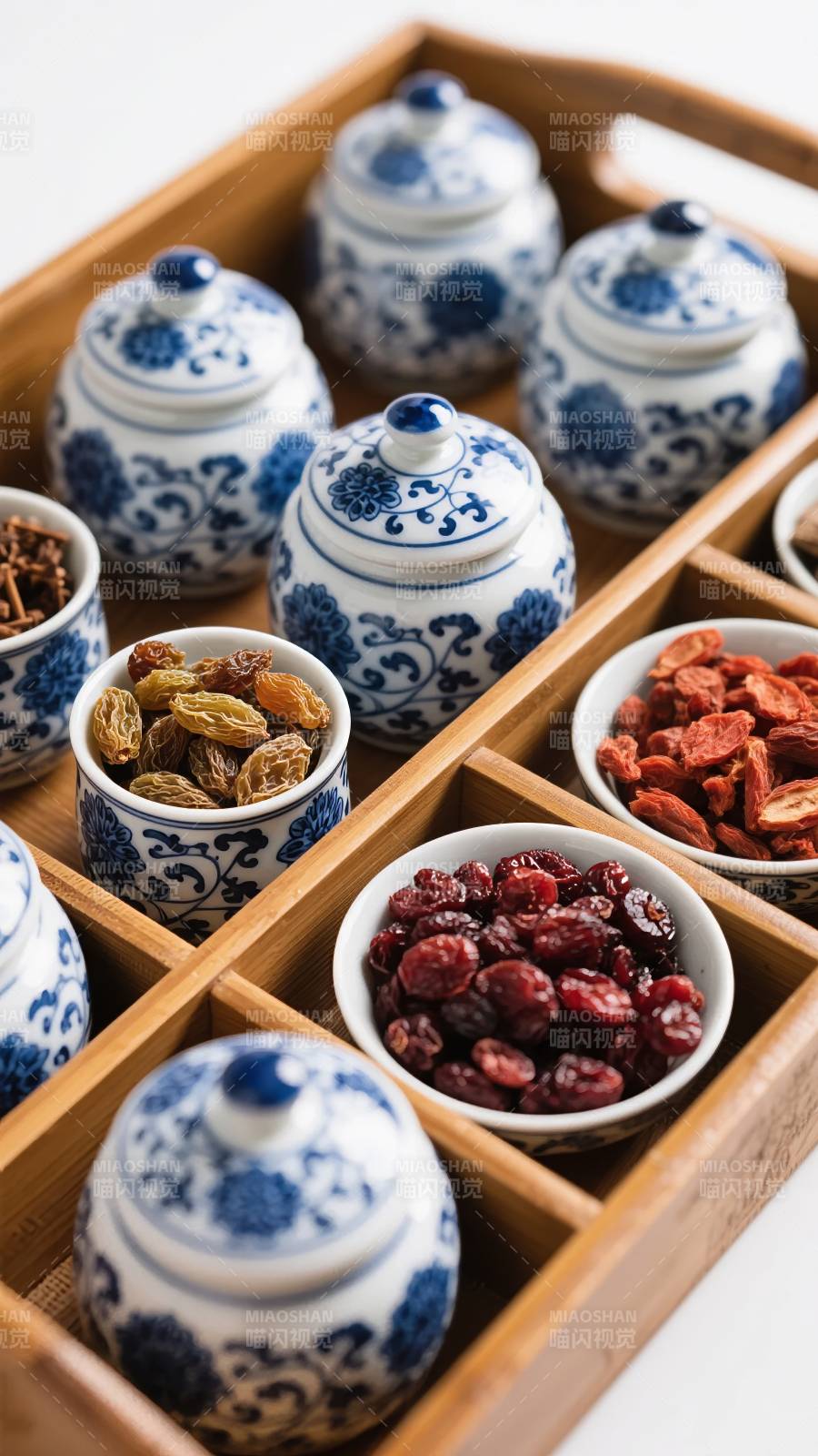 青花瓷罐装干果图片