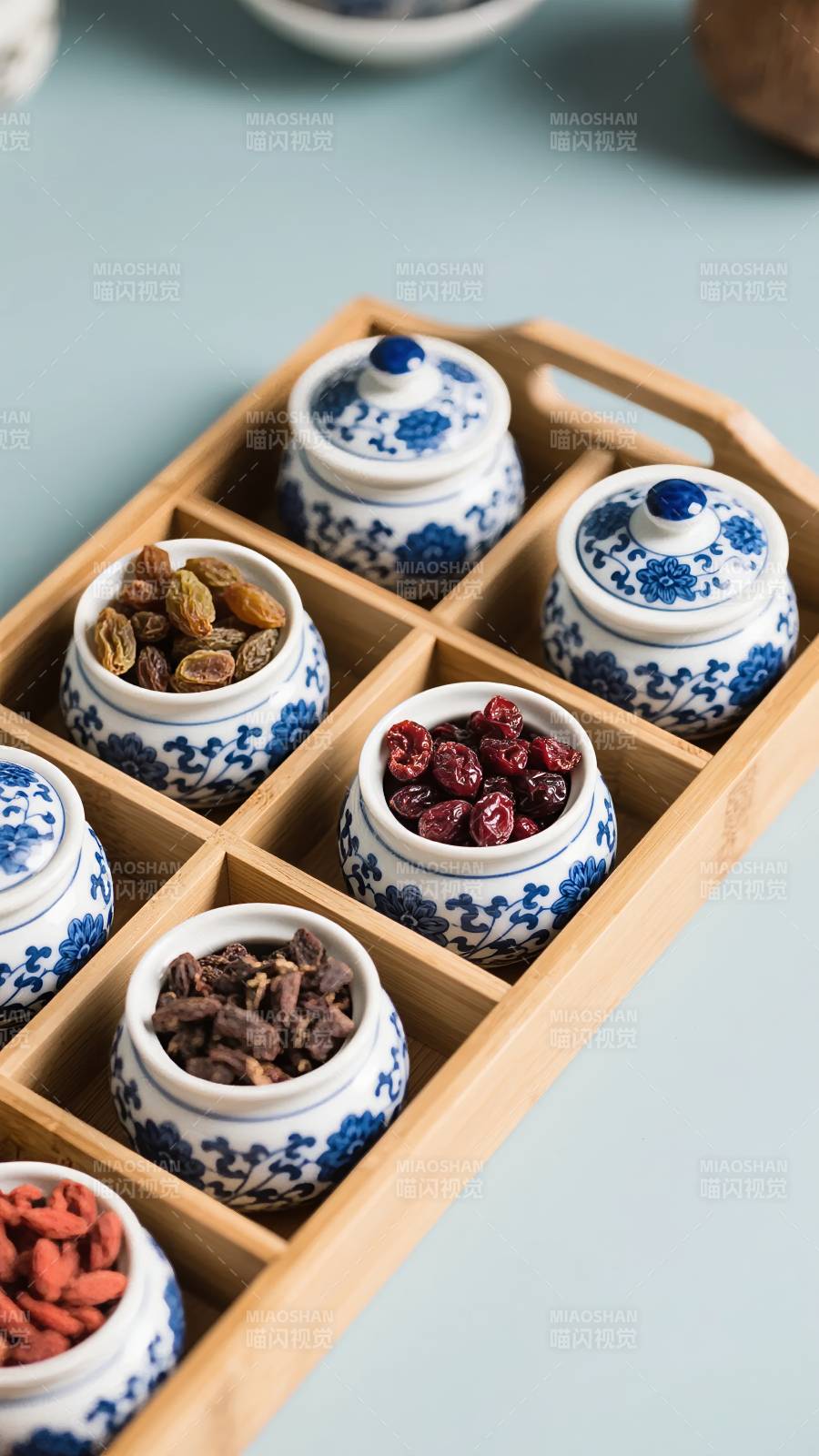 青花瓷罐装干果图片