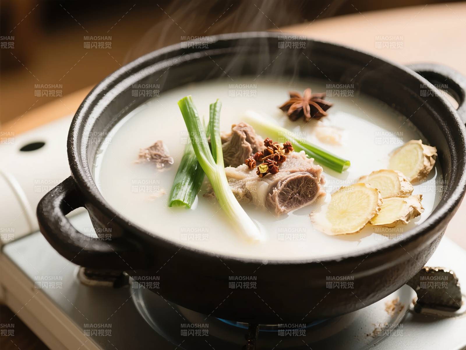 热气腾腾的炖汤图片