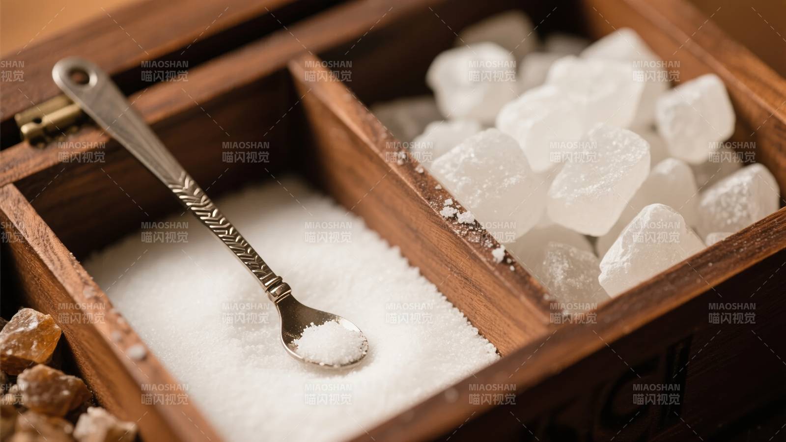 糖盒中的糖块与勺子图片
