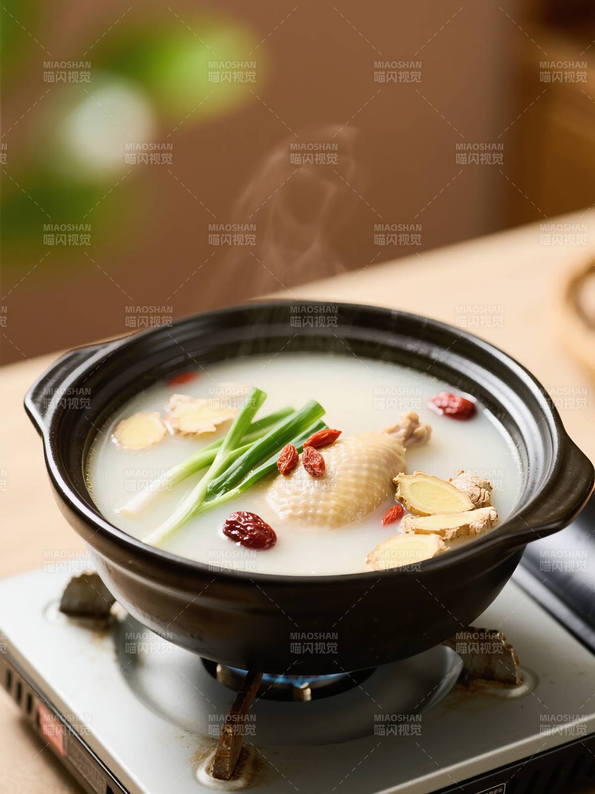 热气腾腾的鸡汤图片