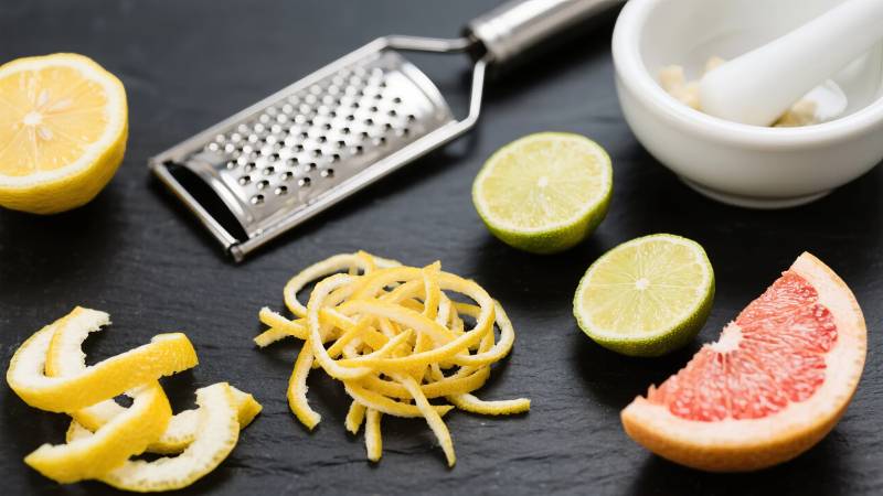 水果皮与刨丝器图片