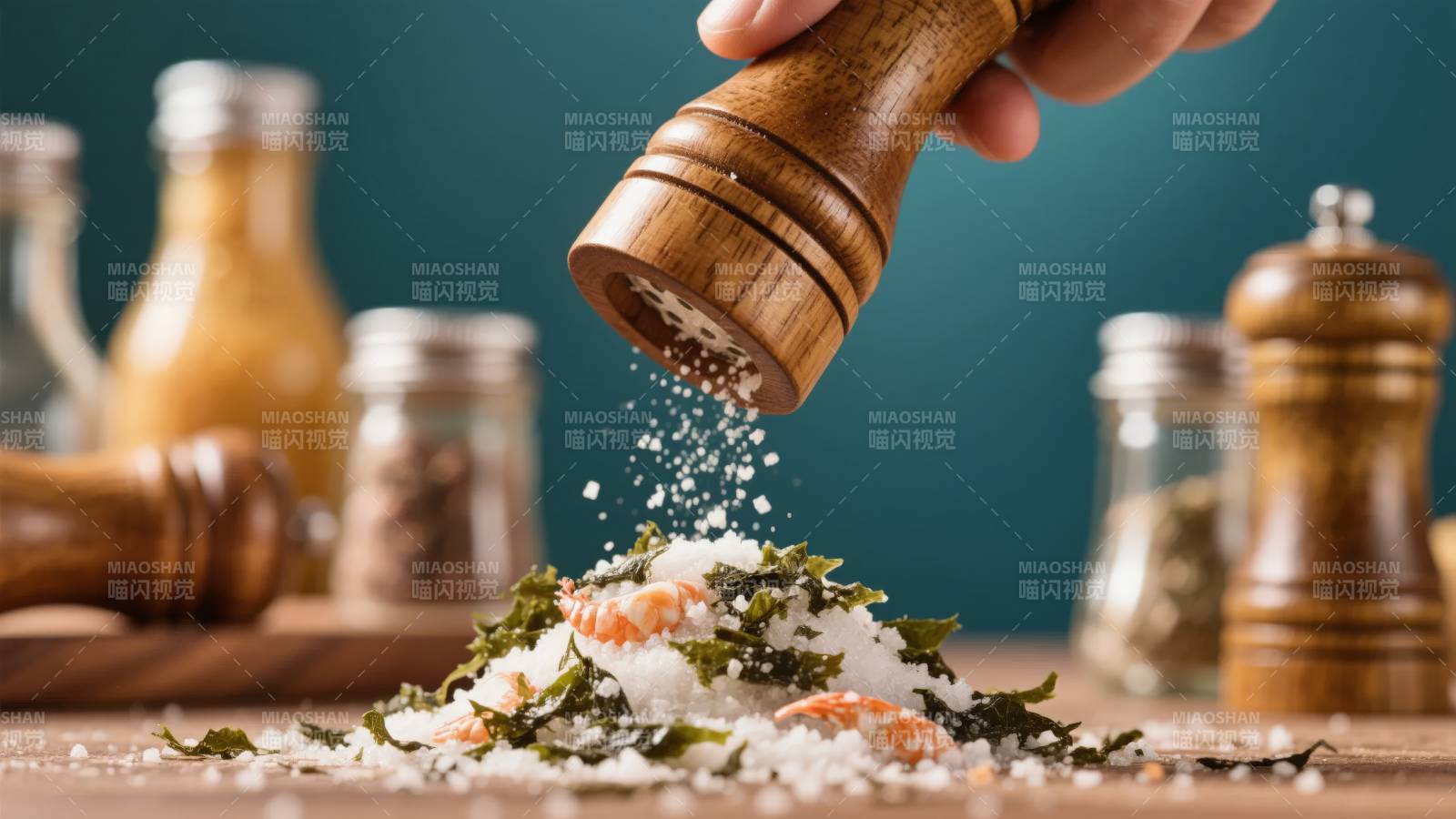 撒盐调味瞬间图片