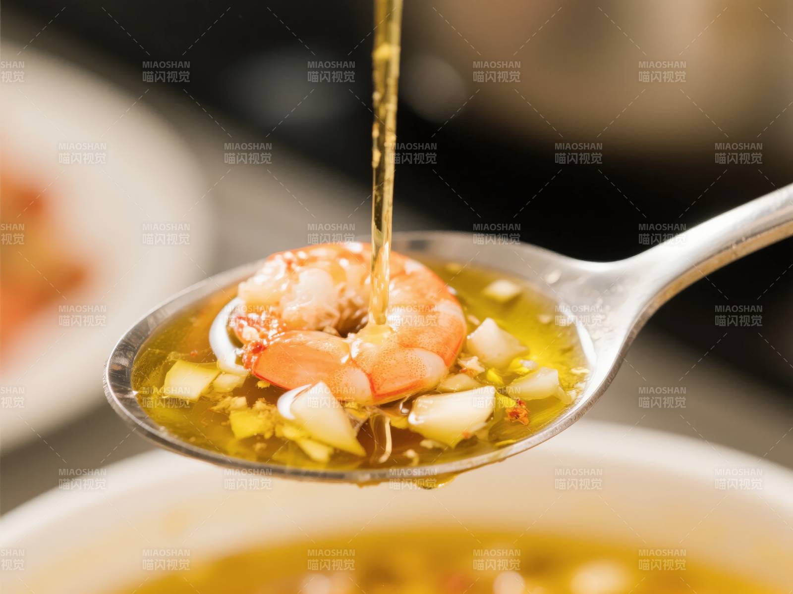 虾仁汤勺滴油图片