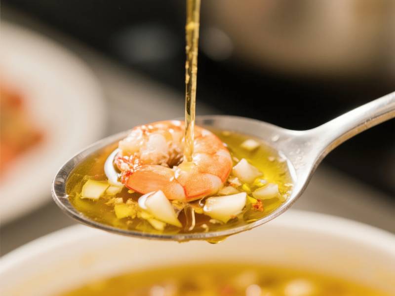 虾仁汤勺滴油图片