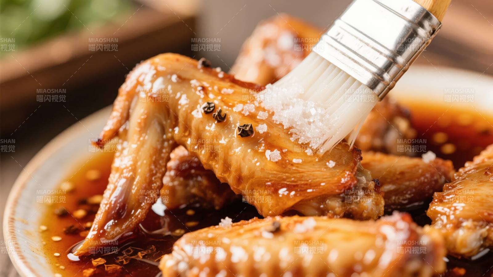蜜汁鸡翅刷酱图片