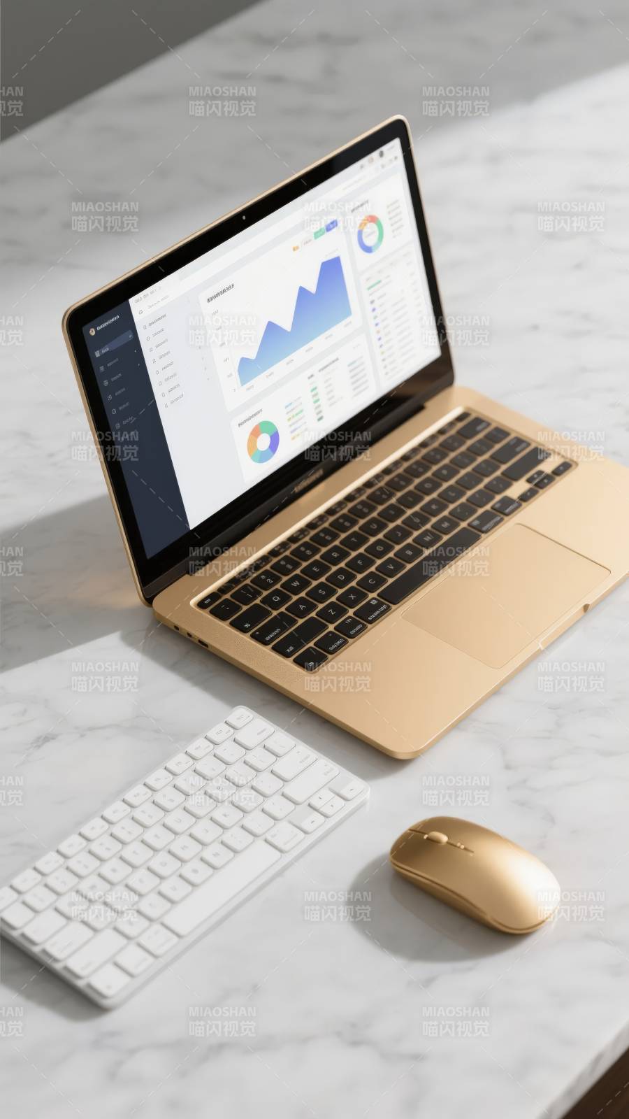 金色笔记本办公场景图片