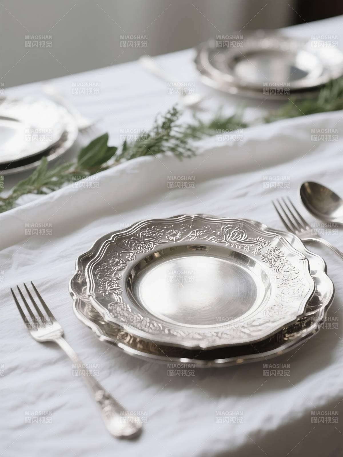 银盘盛宴 优雅餐桌图片