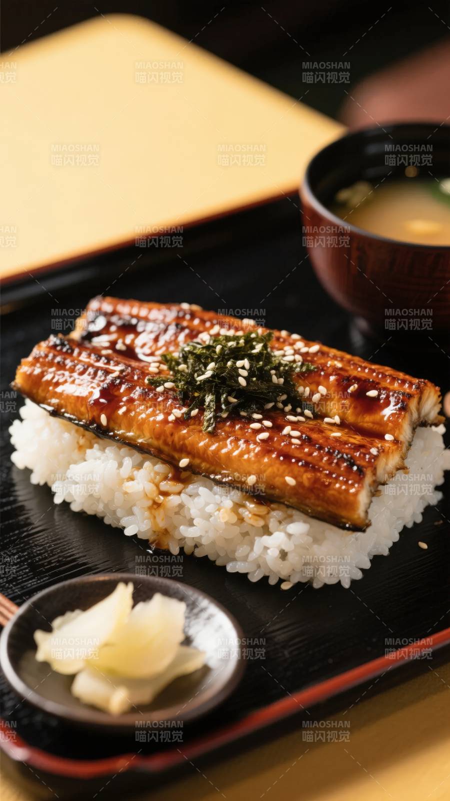 鳗鱼饭配味噌汤图片
