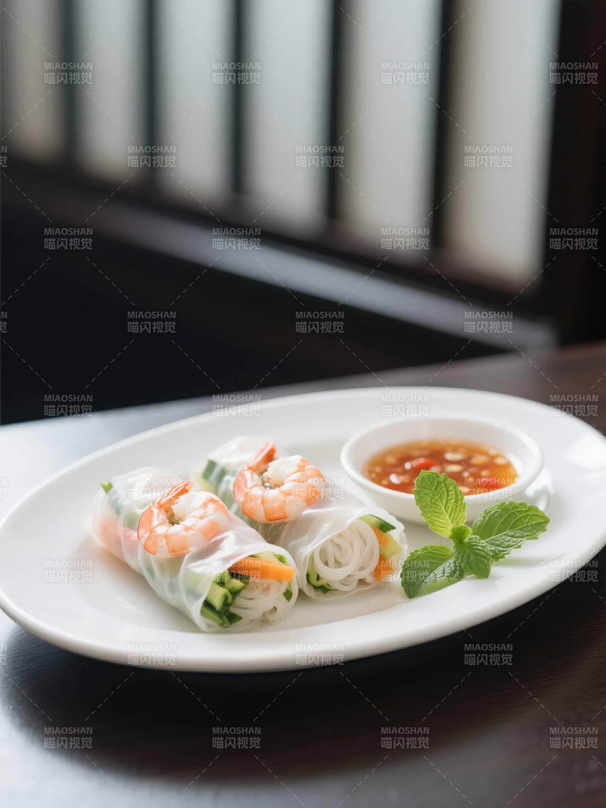 越南春卷配蘸酱图片