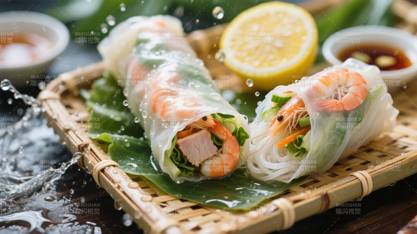 越南春卷配柠檬图片