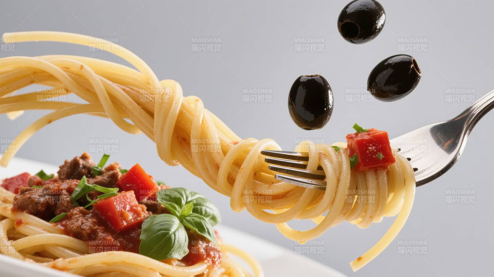 意面叉上飞舞橄榄图片