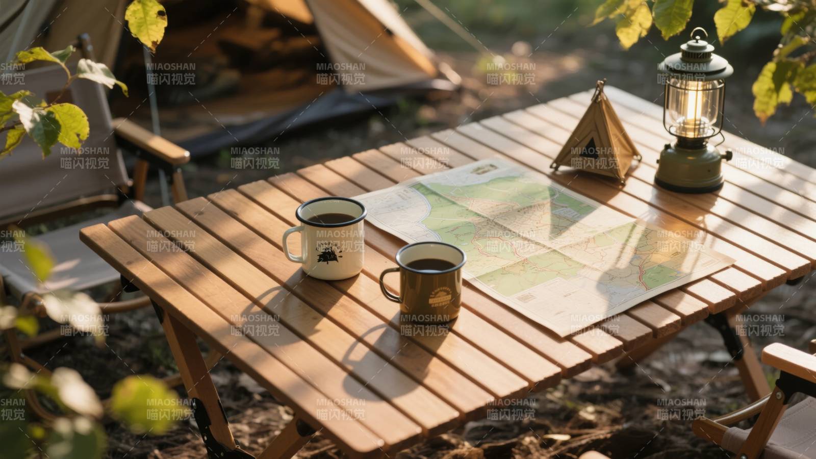露营桌上的咖啡时光图片