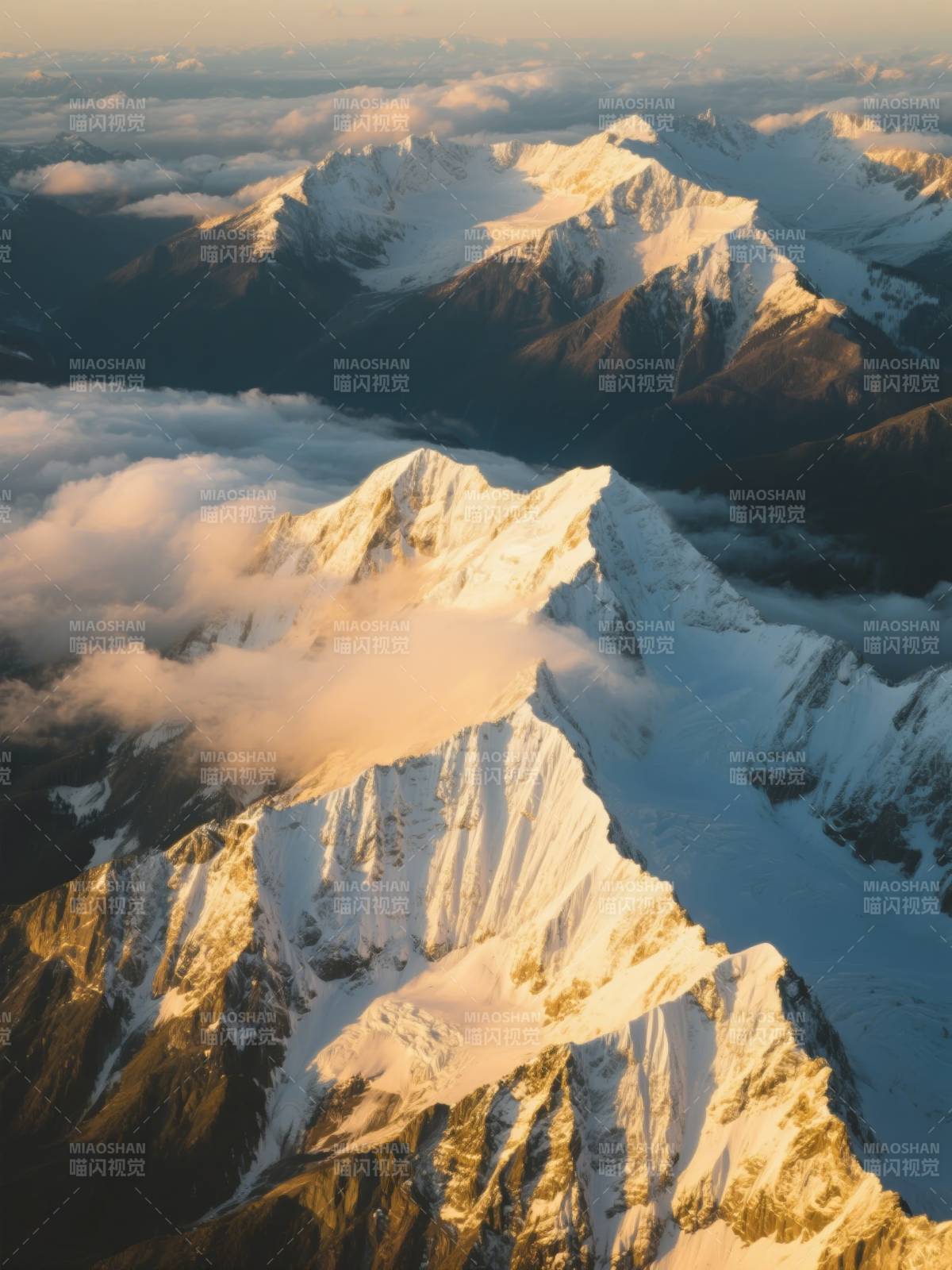 雪峰云海壮丽景色图片