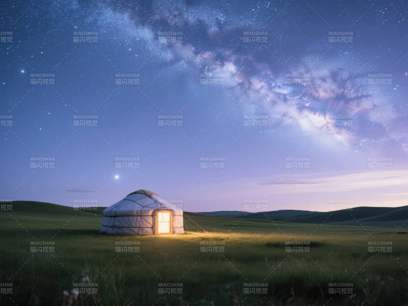 草原夜宿蒙古包图片