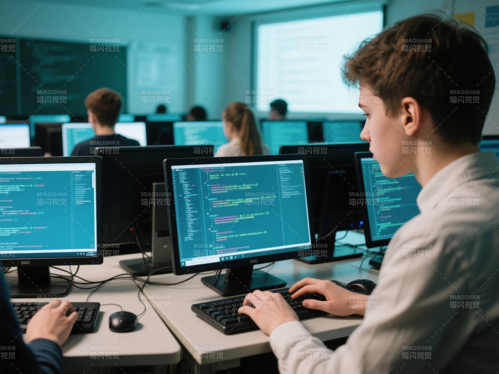编程课堂专注学习图片
