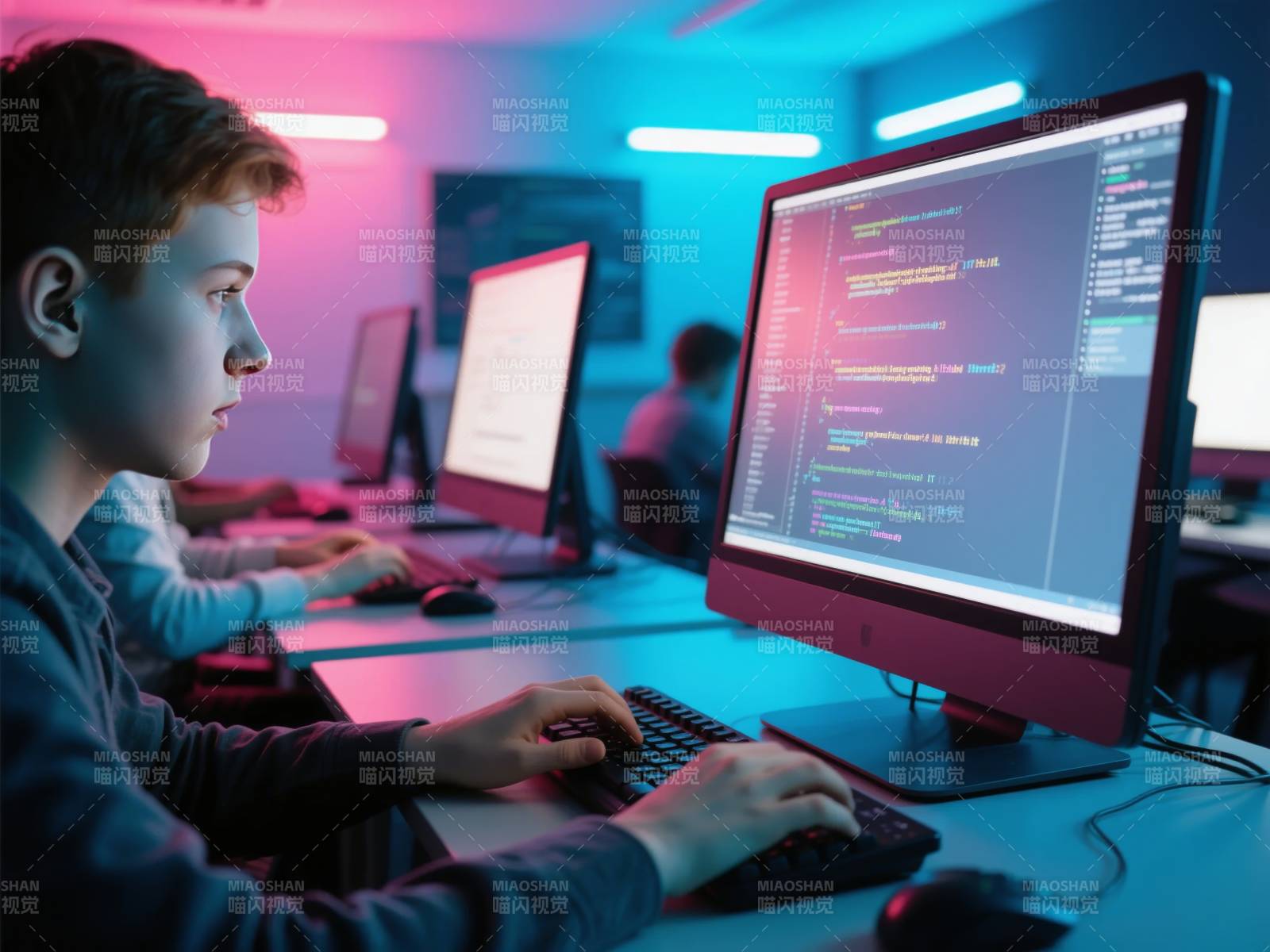 编程少年专注敲代码图片