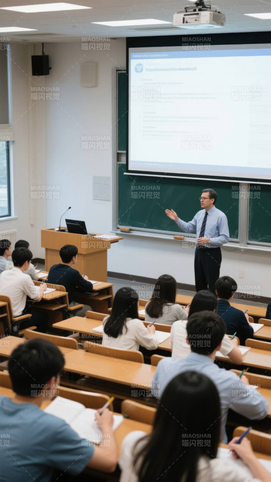 课堂讲授瞬间图片