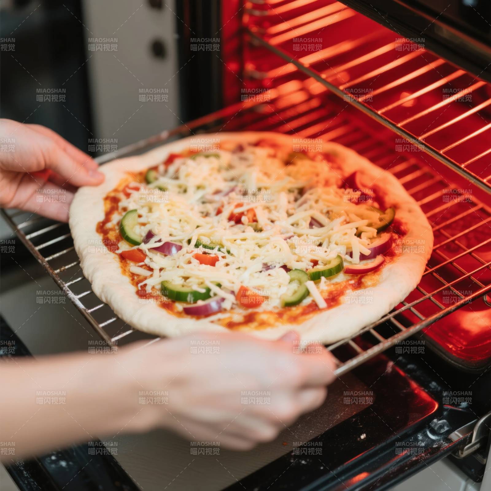 烤箱中的披萨图片