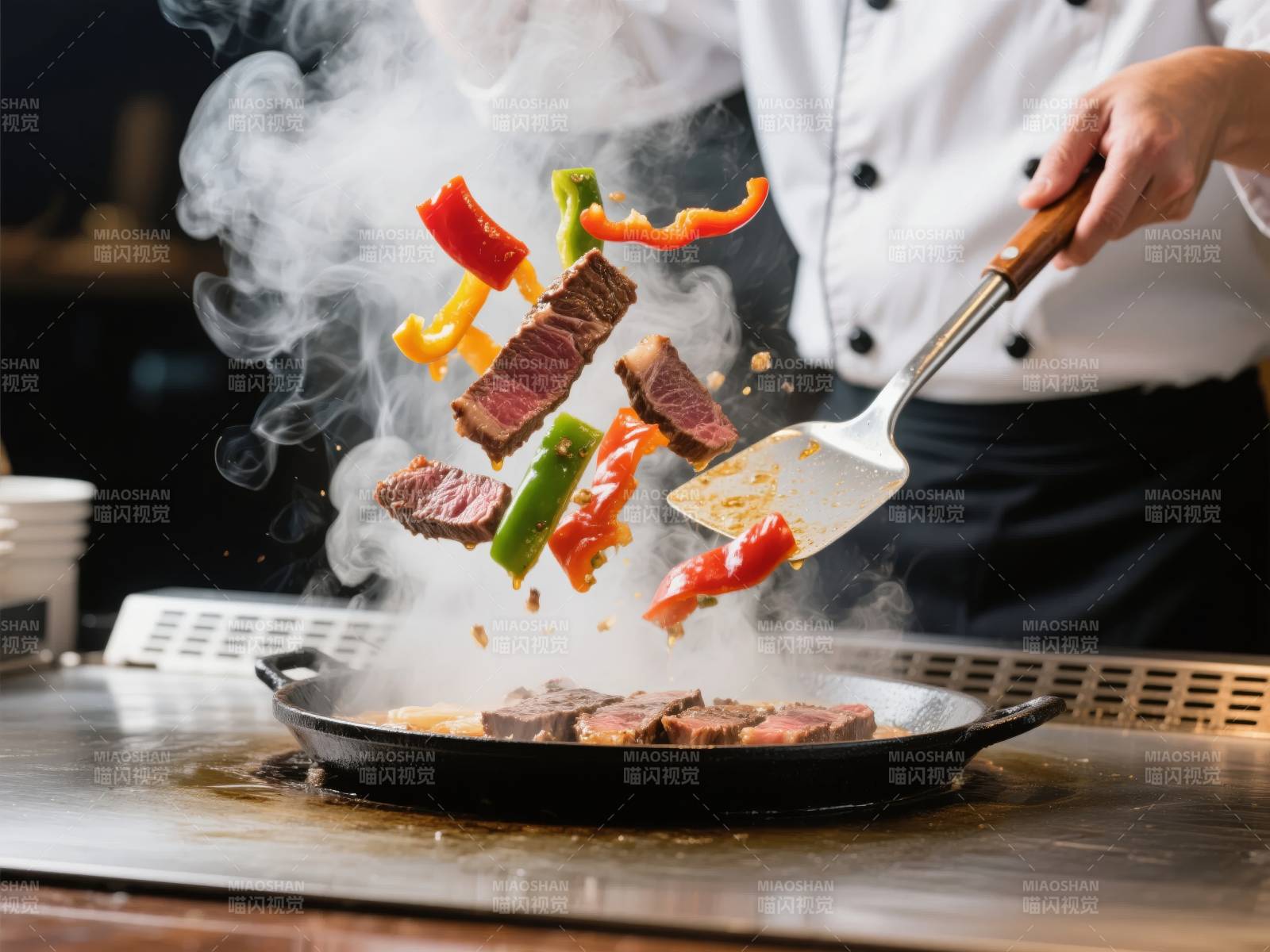 铁板牛排翻炒中图片