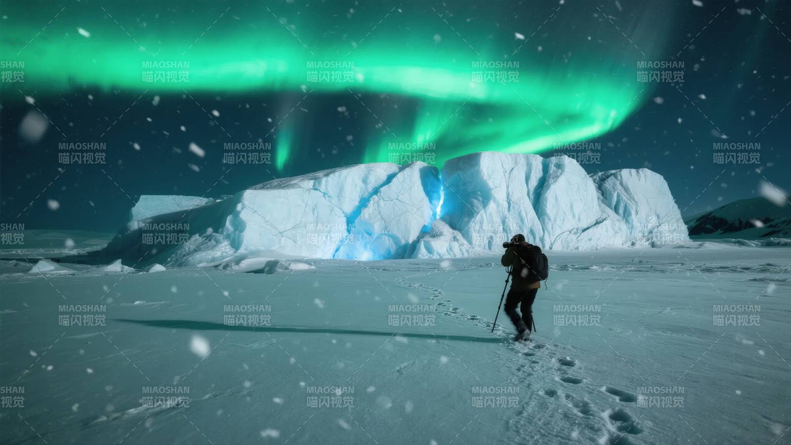 极光下的雪地行者图片
