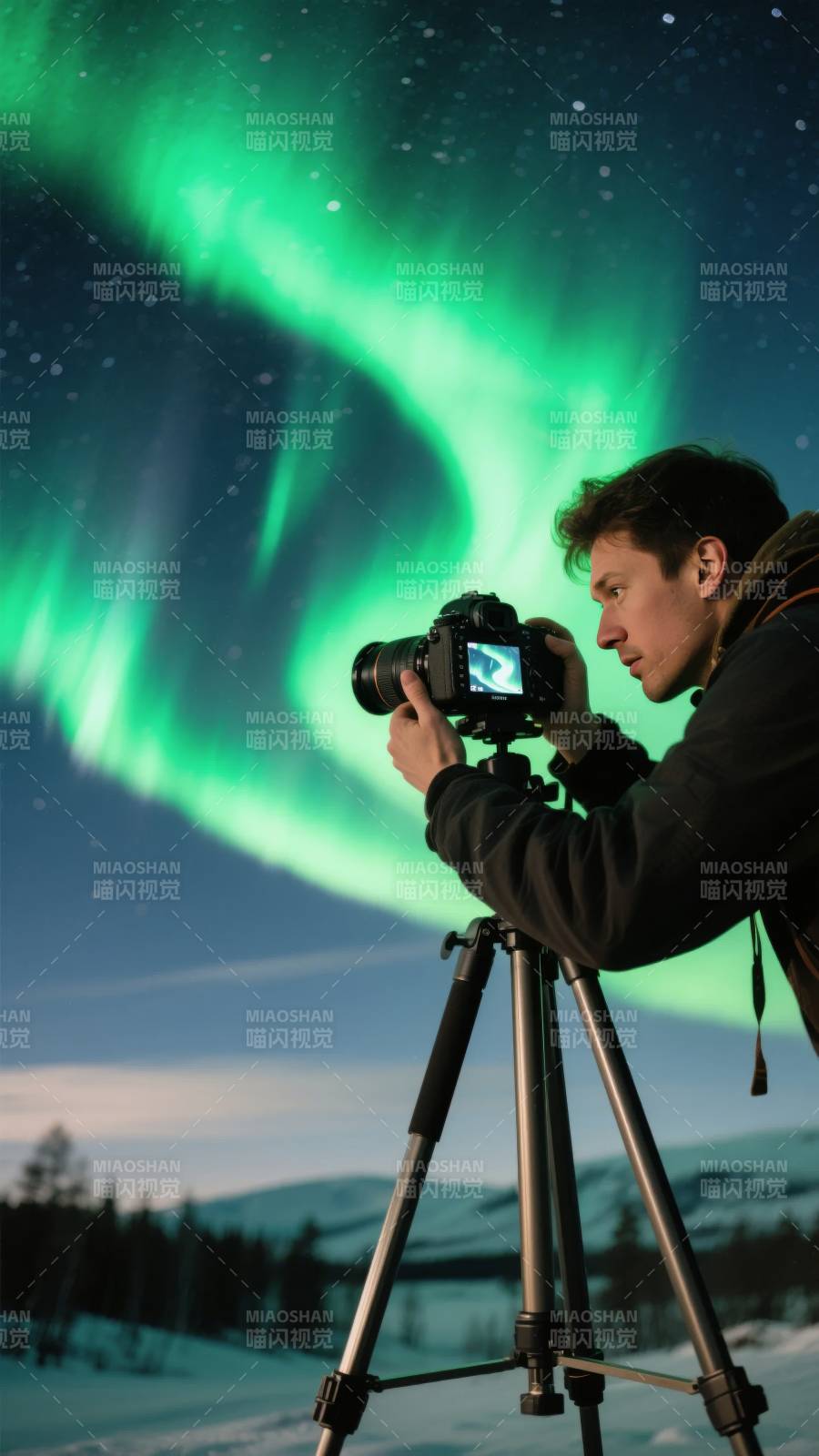 极光下的摄影者图片