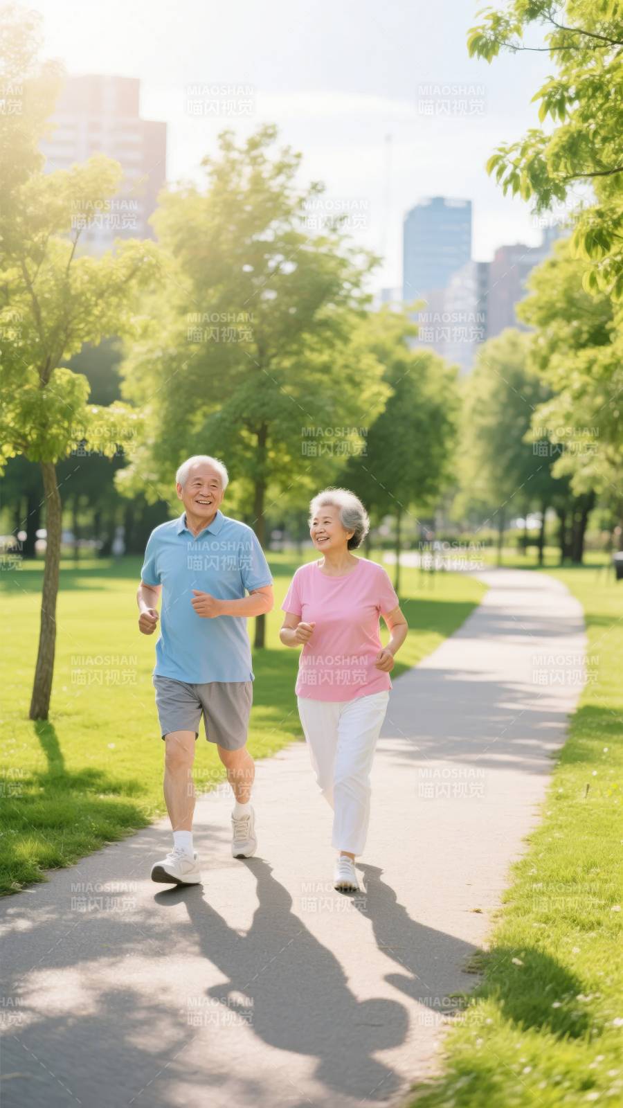 夕阳下的晨跑时光图片