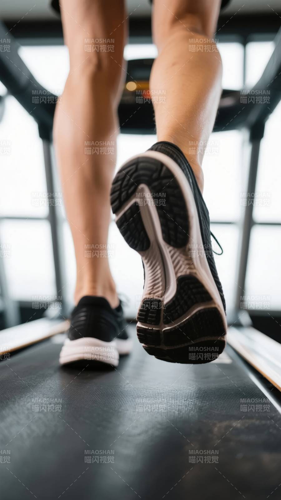 跑步机上的脚步图片