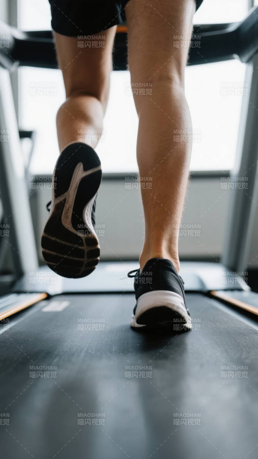跑步机上的脚步图片